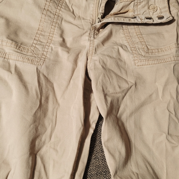Women's tan Gloria Vanderbilt casual shorts. - Picture 4 of 4